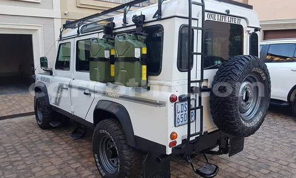 Buy Used Land Rover Defender White Car in Maputsoa in Leribe Buy Used Land Rover Defender White Car in Maputsoa in Leribe