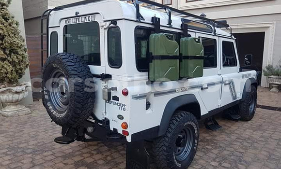 Buy Used Land Rover Defender White Car in Maputsoa in Leribe Buy Used Land Rover Defender White Car in Maputsoa in Leribe