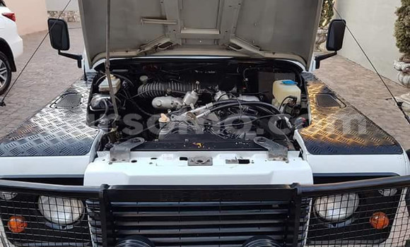 Buy Used Land Rover Defender White Car in Maputsoa in Leribe Buy Used Land Rover Defender White Car in Maputsoa in Leribe