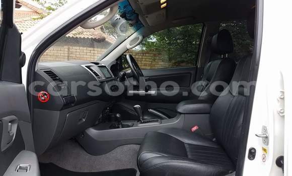 Sayi Na hannu Toyota Hilux White Mota in Maseru a Maseru Sayi Na hannu Toyota Hilux White Mota in Maseru a Maseru