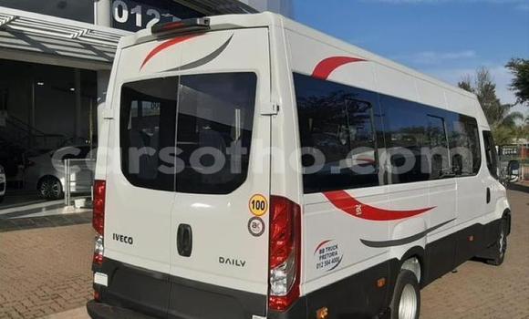 Acheter Occasion Utilitaire Iveco Daily Blanc à Maseru, Maseru Acheter Occasion Utilitaire Iveco Daily Blanc à Maseru, Maseru