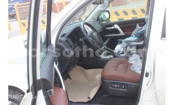 اشتري Imported Toyota Land Cruiser White سيارة في Import - Dubai في Maseru اشتري Imported Toyota Land Cruiser White سيارة في Import - Dubai في Maseru