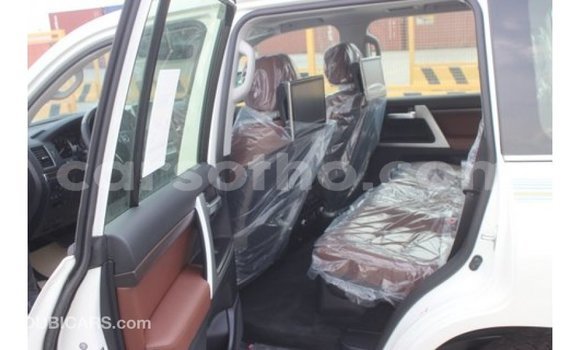 اشتري Imported Toyota Land Cruiser White سيارة في Import - Dubai في Maseru اشتري Imported Toyota Land Cruiser White سيارة في Import - Dubai في Maseru