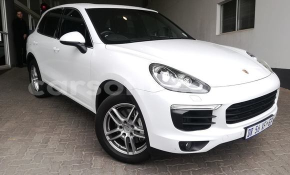 Sayi Na hannu Porsche Cayenne White Mota in Maseru a Maseru