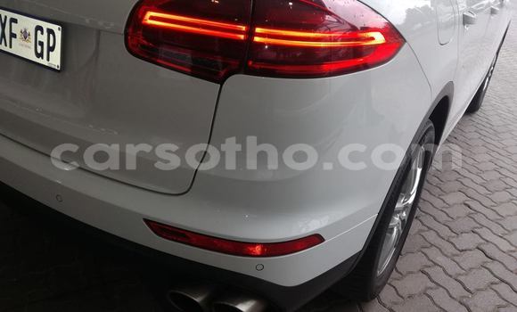 Sayi Na hannu Porsche Cayenne White Mota in Maseru a Maseru Sayi Na hannu Porsche Cayenne White Mota in Maseru a Maseru