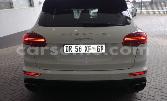 Sayi Na hannu Porsche Cayenne White Mota in Maseru a Maseru Sayi Na hannu Porsche Cayenne White Mota in Maseru a Maseru