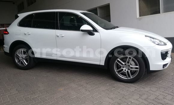 Sayi Na hannu Porsche Cayenne White Mota in Maseru a Maseru Sayi Na hannu Porsche Cayenne White Mota in Maseru a Maseru