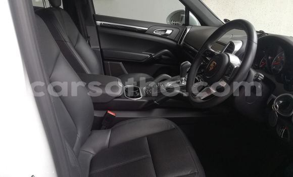 Sayi Na hannu Porsche Cayenne White Mota in Maseru a Maseru Sayi Na hannu Porsche Cayenne White Mota in Maseru a Maseru