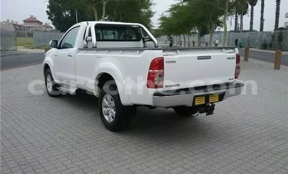 Sayi Na hannu Toyota Hilux White Mota in Maputsoa a Leribe Sayi Na hannu Toyota Hilux White Mota in Maputsoa a Leribe