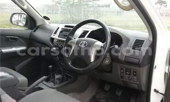 Sayi Na hannu Toyota Hilux White Mota in Maputsoa a Leribe Sayi Na hannu Toyota Hilux White Mota in Maputsoa a Leribe