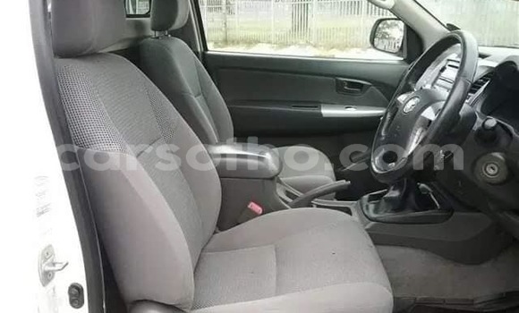 Sayi Na hannu Toyota Hilux White Mota in Maputsoa a Leribe Sayi Na hannu Toyota Hilux White Mota in Maputsoa a Leribe