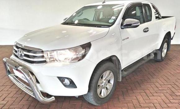 Sayi Na hannu Toyota Hilux White Mota in Hlotse a Leribe Sayi Na hannu Toyota Hilux White Mota in Hlotse a Leribe