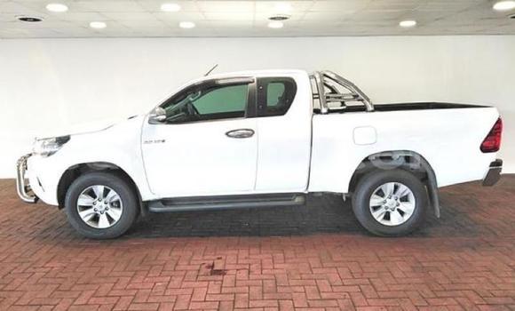 Sayi Na hannu Toyota Hilux White Mota in Hlotse a Leribe Sayi Na hannu Toyota Hilux White Mota in Hlotse a Leribe