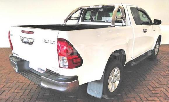 Sayi Na hannu Toyota Hilux White Mota in Hlotse a Leribe Sayi Na hannu Toyota Hilux White Mota in Hlotse a Leribe