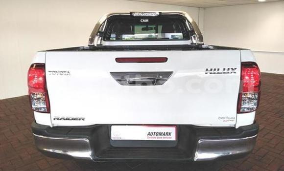 Sayi Na hannu Toyota Hilux White Mota in Hlotse a Leribe Sayi Na hannu Toyota Hilux White Mota in Hlotse a Leribe