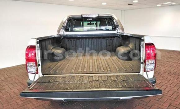 Sayi Na hannu Toyota Hilux White Mota in Hlotse a Leribe Sayi Na hannu Toyota Hilux White Mota in Hlotse a Leribe