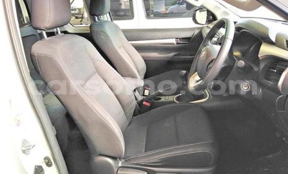 Sayi Na hannu Toyota Hilux White Mota in Hlotse a Leribe Sayi Na hannu Toyota Hilux White Mota in Hlotse a Leribe