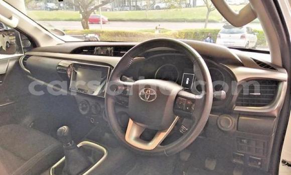 Sayi Na hannu Toyota Hilux White Mota in Hlotse a Leribe Sayi Na hannu Toyota Hilux White Mota in Hlotse a Leribe