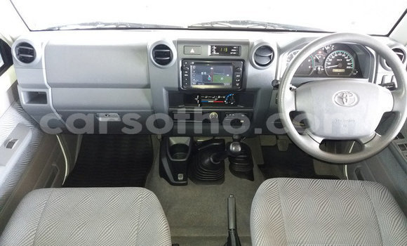 Sayi Na hannu Toyota Hilux White Mota in Maseru a Maseru Sayi Na hannu Toyota Hilux White Mota in Maseru a Maseru