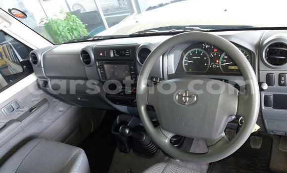 Sayi Na hannu Toyota Hilux White Mota in Maseru a Maseru Sayi Na hannu Toyota Hilux White Mota in Maseru a Maseru