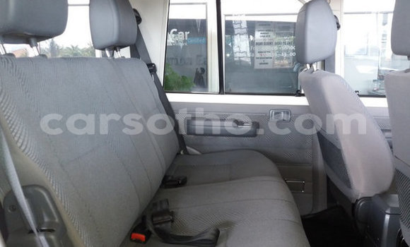 Sayi Na hannu Toyota Hilux White Mota in Maseru a Maseru Sayi Na hannu Toyota Hilux White Mota in Maseru a Maseru