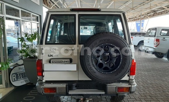 Sayi Na hannu Toyota Hilux White Mota in Maseru a Maseru Sayi Na hannu Toyota Hilux White Mota in Maseru a Maseru
