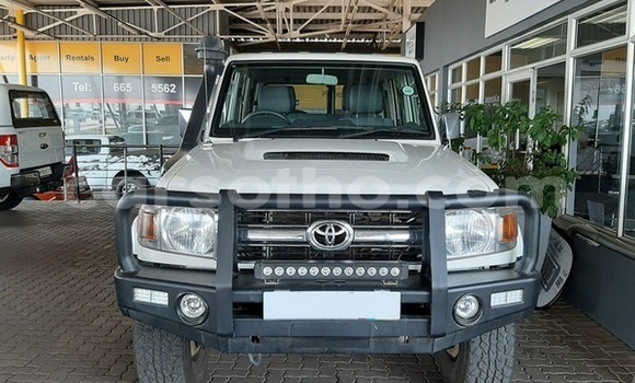 Sayi Na hannu Toyota Hilux White Mota in Maseru a Maseru Sayi Na hannu Toyota Hilux White Mota in Maseru a Maseru