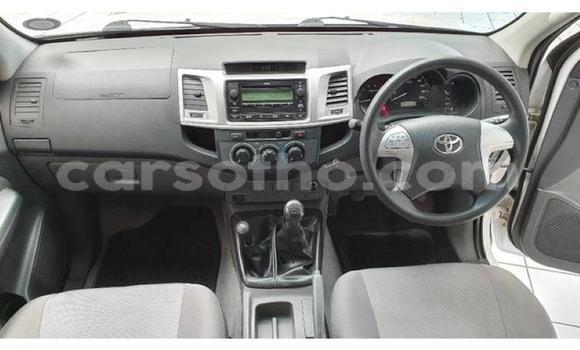 Sayi Na hannu Toyota Hilux White Mota in Maputsoa a Leribe Sayi Na hannu Toyota Hilux White Mota in Maputsoa a Leribe