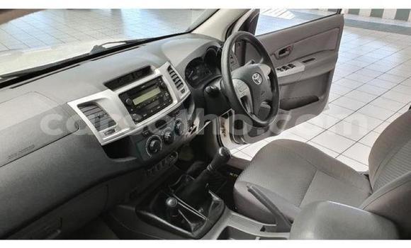 Sayi Na hannu Toyota Hilux White Mota in Maputsoa a Leribe Sayi Na hannu Toyota Hilux White Mota in Maputsoa a Leribe