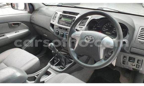 Sayi Na hannu Toyota Hilux White Mota in Maputsoa a Leribe Sayi Na hannu Toyota Hilux White Mota in Maputsoa a Leribe