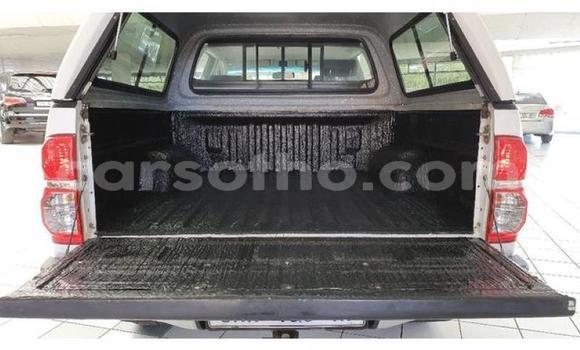 Sayi Na hannu Toyota Hilux White Mota in Maputsoa a Leribe Sayi Na hannu Toyota Hilux White Mota in Maputsoa a Leribe