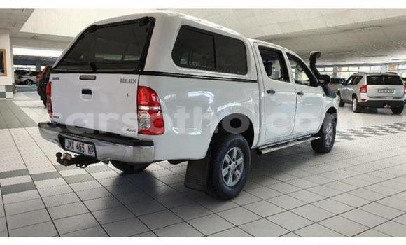 Sayi Na hannu Toyota Hilux White Mota in Maputsoa a Leribe Sayi Na hannu Toyota Hilux White Mota in Maputsoa a Leribe