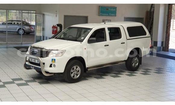Sayi Na hannu Toyota Hilux White Mota in Maputsoa a Leribe Sayi Na hannu Toyota Hilux White Mota in Maputsoa a Leribe