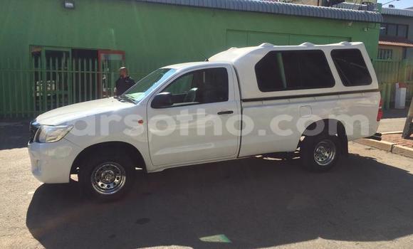 Sayi Na hannu Toyota Hilux White Mota in Maseru a Maseru Sayi Na hannu Toyota Hilux White Mota in Maseru a Maseru