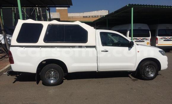 Sayi Na hannu Toyota Hilux White Mota in Maseru a Maseru Sayi Na hannu Toyota Hilux White Mota in Maseru a Maseru