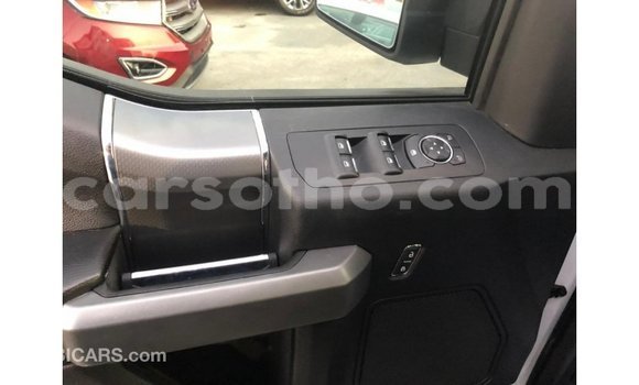 Acheter Import Voiture Ford V8 Blanc à Import - Dubai, Maseru Acheter Import Voiture Ford V8 Blanc à Import - Dubai, Maseru