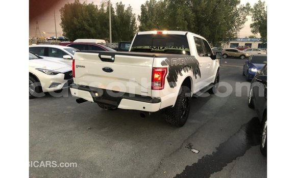 Acheter Import Voiture Ford V8 Blanc à Import - Dubai, Maseru Acheter Import Voiture Ford V8 Blanc à Import - Dubai, Maseru