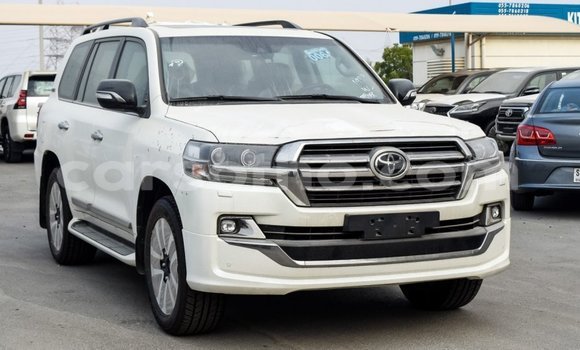 Sayi Imported Toyota Land Cruiser White Mota in Import - Dubai a Maseru Sayi Imported Toyota Land Cruiser White Mota in Import - Dubai a Maseru