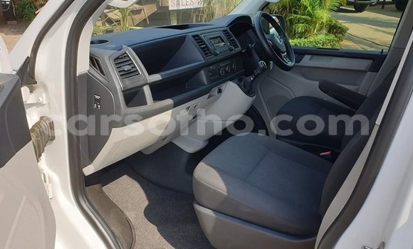 Sayi Na hannu Volkswagen Caravelle White Mota in Maputsoe a Leribe Sayi Na hannu Volkswagen Caravelle White Mota in Maputsoe a Leribe