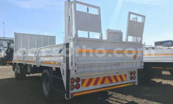 Acheter Occasion Utilitaire Mercedes‒Benz 1520 Blanc à Maputsoa, Leribe Acheter Occasion Utilitaire Mercedes‒Benz 1520 Blanc à Maputsoa, Leribe