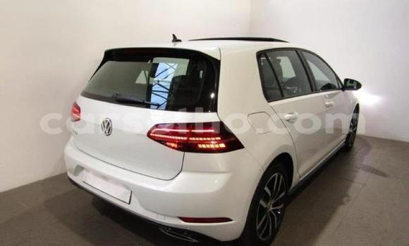 اشتري مستعمل Volkswagen Golf White سيارة في Roma في Maseru اشتري مستعمل Volkswagen Golf White سيارة في Roma في Maseru
