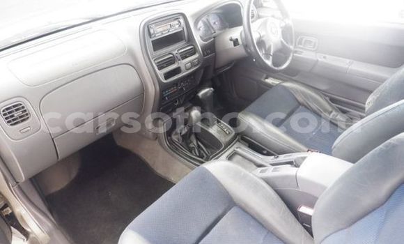 Sayi Na hannu Nissan Hardbody Beige Mota in Mafeteng a Mafeteng Sayi Na hannu Nissan Hardbody Beige Mota in Mafeteng a Mafeteng