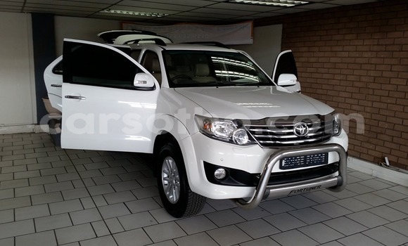 Buy Used Toyota Fortuner White Car in Mafeteng in Mafeteng Buy Used Toyota Fortuner White Car in Mafeteng in Mafeteng
