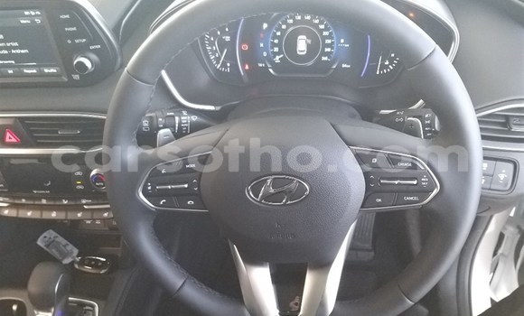 Sayi Na hannu Hyundai Santa Fe White Mota in Mohale's Hoek a Mohale's Hoek Sayi Na hannu Hyundai Santa Fe White Mota in Mohale's Hoek a Mohale's Hoek