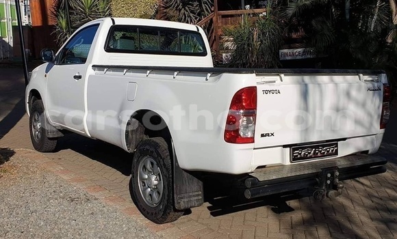 Acheter Occasion Voiture Toyota Hilux Blanc à Maputsoe, Leribe Acheter Occasion Voiture Toyota Hilux Blanc à Maputsoe, Leribe