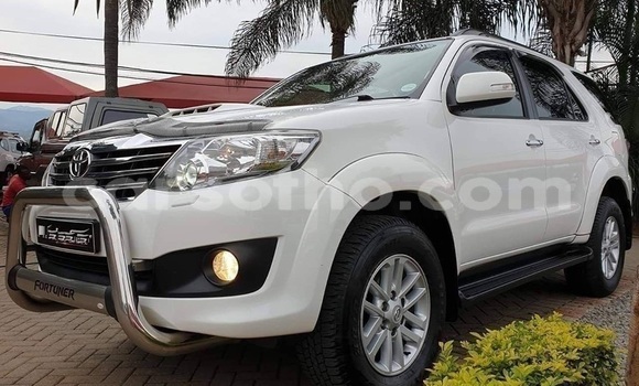 Acheter Occasion Voiture Toyota Fortuner Blanc à Maputsoa, Leribe Acheter Occasion Voiture Toyota Fortuner Blanc à Maputsoa, Leribe