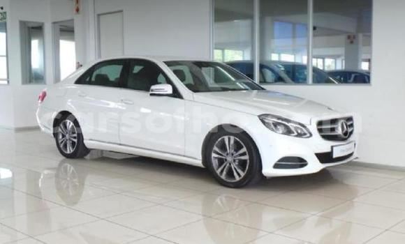 Sayi Na hannu Mercedes-Benz 200 White Mota in Maseru a Maseru Sayi Na hannu Mercedes-Benz 200 White Mota in Maseru a Maseru