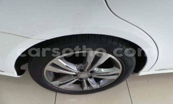 Sayi Na hannu Mercedes-Benz 200 White Mota in Maseru a Maseru Sayi Na hannu Mercedes-Benz 200 White Mota in Maseru a Maseru