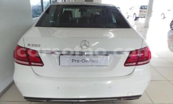 Sayi Na hannu Mercedes-Benz 200 White Mota in Maseru a Maseru Sayi Na hannu Mercedes-Benz 200 White Mota in Maseru a Maseru