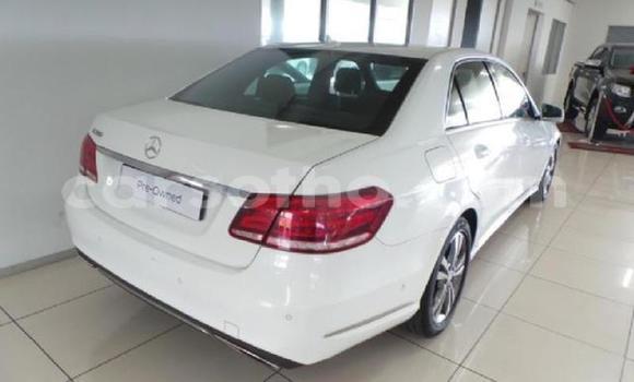 Sayi Na hannu Mercedes-Benz 200 White Mota in Maseru a Maseru Sayi Na hannu Mercedes-Benz 200 White Mota in Maseru a Maseru